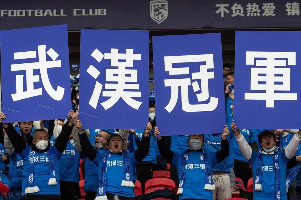 画面上吹拂而过的微风仿佛不停变幻的时间与环境，而与天地化为一体的龙猫，则像无限广袤的大地一样，始终陪伴在人们身旁，用自己毫无保留的怀抱，覆盖了人们整个童年的美好